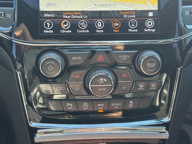 Jeep Grand Cherokee Vehicle Full-screen Gallery Image 24