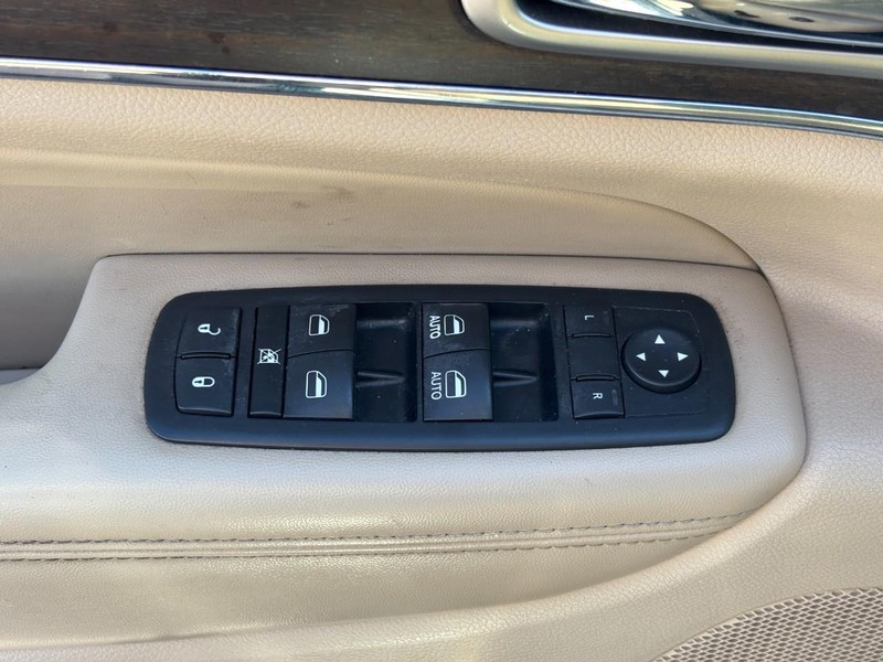 Jeep Grand Cherokee Vehicle Full-screen Gallery Image 19