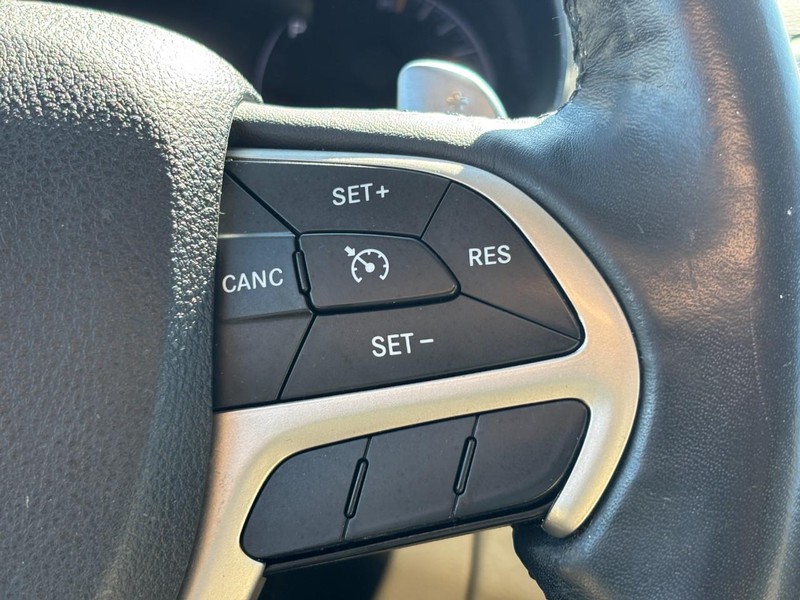 Jeep Grand Cherokee Vehicle Full-screen Gallery Image 21