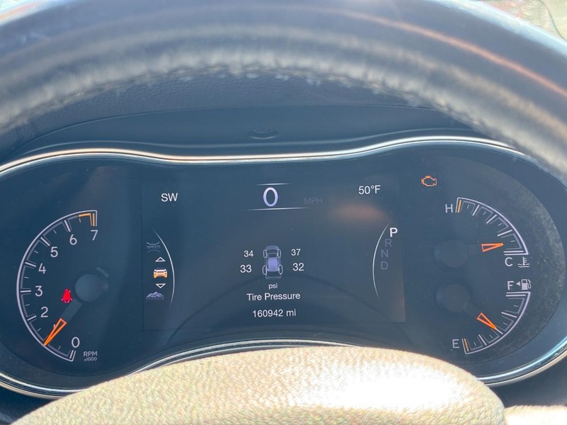 Jeep Grand Cherokee Vehicle Full-screen Gallery Image 22