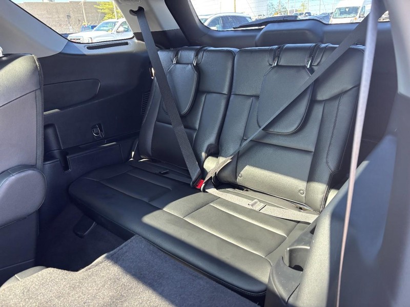 Ford Explorer Vehicle Full-screen Gallery Image 12