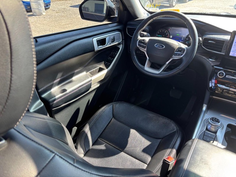 Ford Explorer Vehicle Full-screen Gallery Image 14