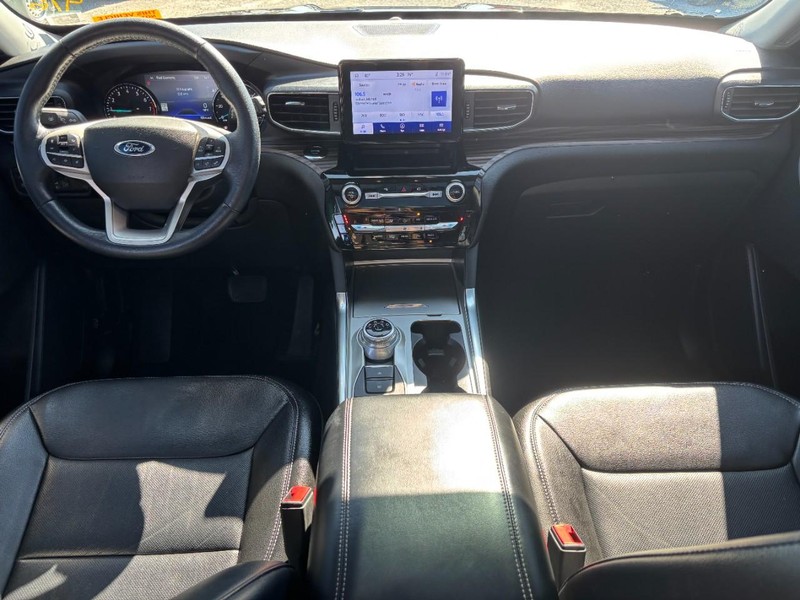 Ford Explorer Vehicle Full-screen Gallery Image 15