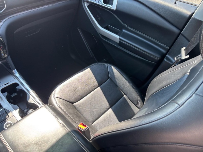 Ford Explorer Vehicle Full-screen Gallery Image 16