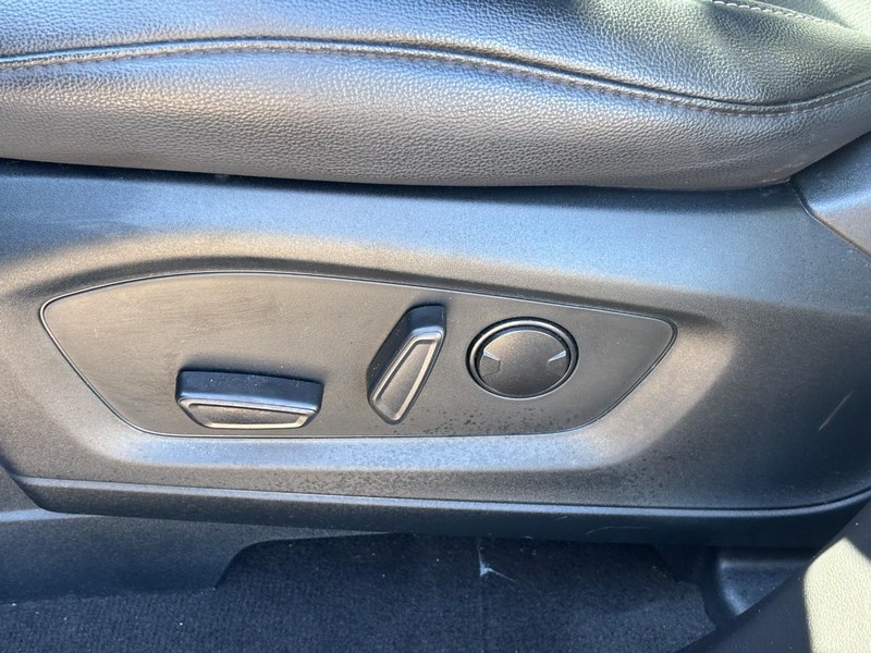 Ford Explorer Vehicle Full-screen Gallery Image 17