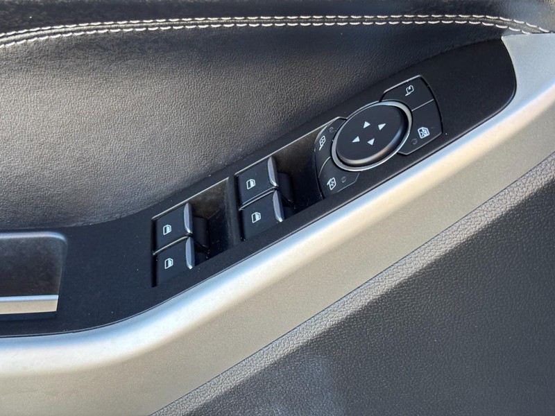 Ford Explorer Vehicle Full-screen Gallery Image 18