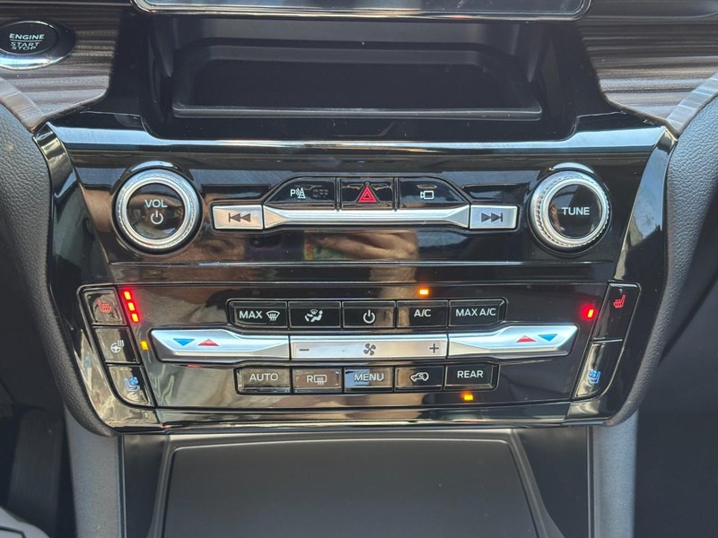 Ford Explorer Vehicle Full-screen Gallery Image 25