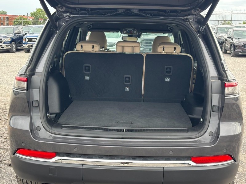 Jeep Grand Cherokee Vehicle Image 11