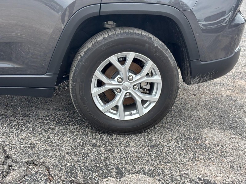 Jeep Grand Cherokee Vehicle Image 12