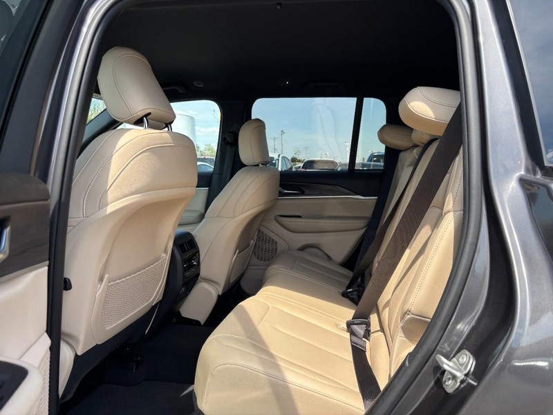 Jeep Grand Cherokee Vehicle Image 13