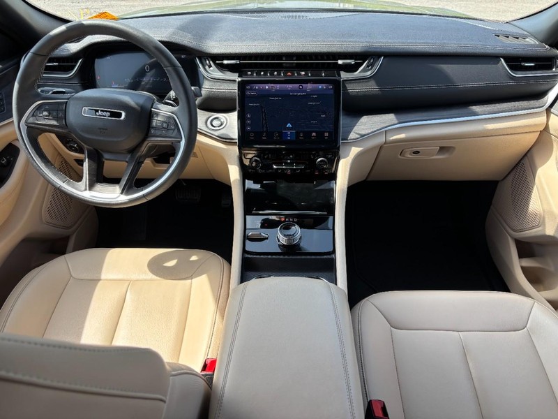 Jeep Grand Cherokee Vehicle Image 15