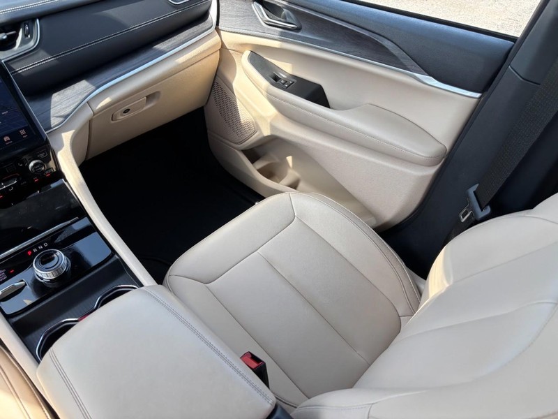 Jeep Grand Cherokee Vehicle Image 16