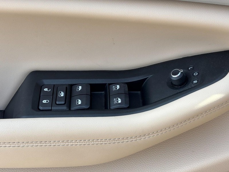 Jeep Grand Cherokee Vehicle Image 18