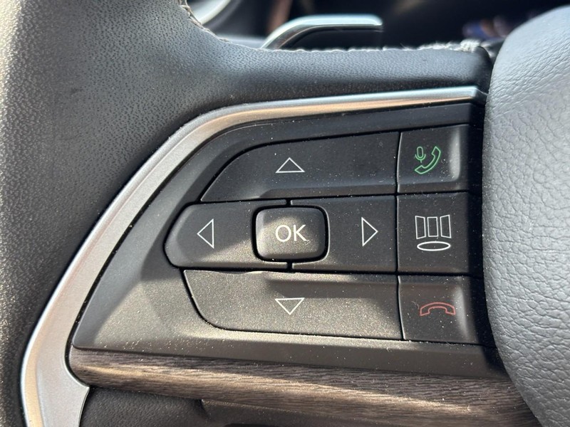 Jeep Grand Cherokee Vehicle Image 19