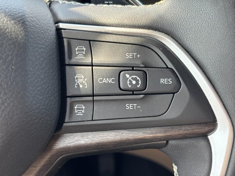 Jeep Grand Cherokee Vehicle Image 20