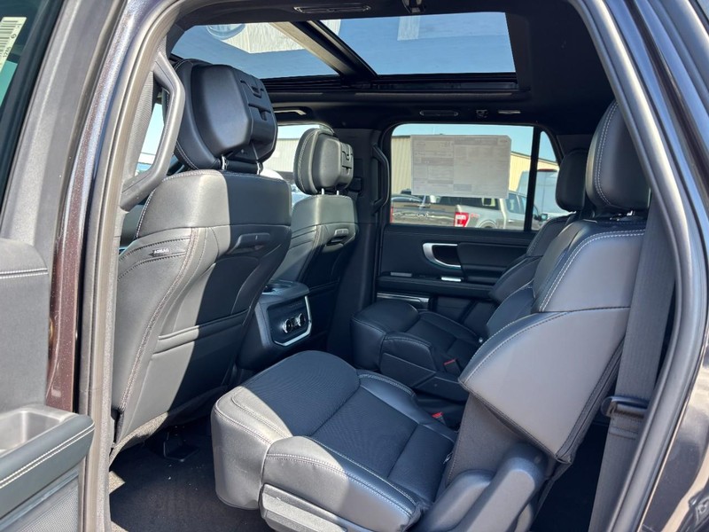 Ford Expedition Max Vehicle Full-screen Gallery Image 13