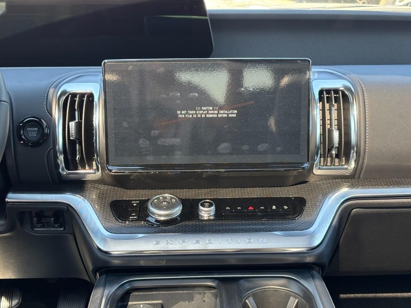 Ford Expedition Max Vehicle Full-screen Gallery Image 16