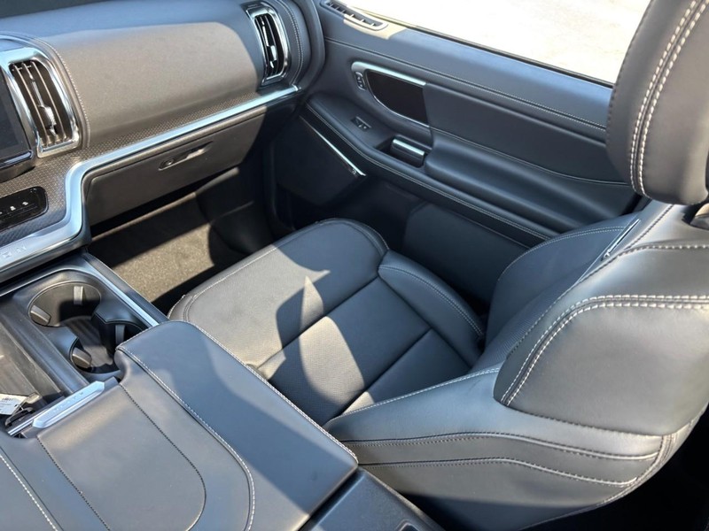 Ford Expedition Max Vehicle Full-screen Gallery Image 17