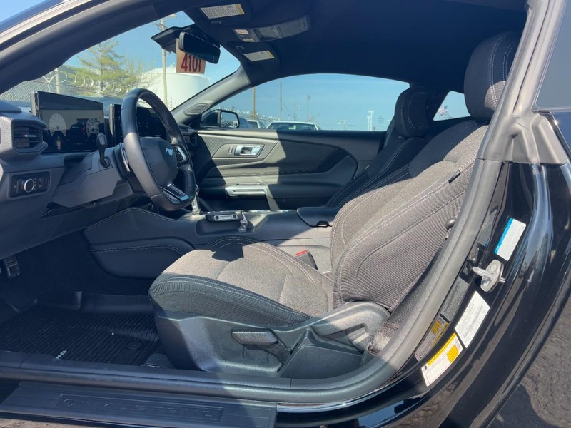 Ford Mustang Vehicle Full-screen Gallery Image 13