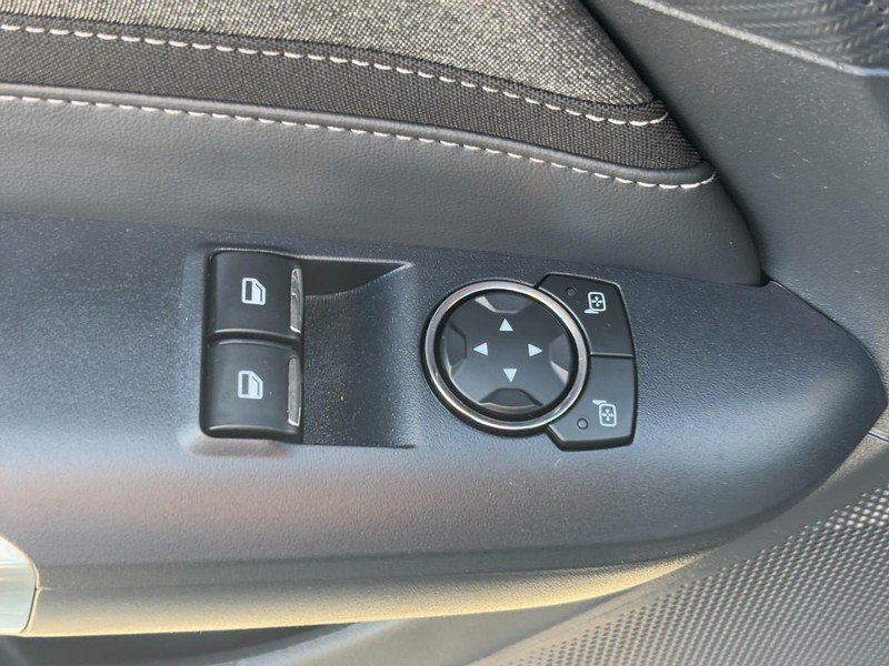 Ford Mustang Vehicle Full-screen Gallery Image 15