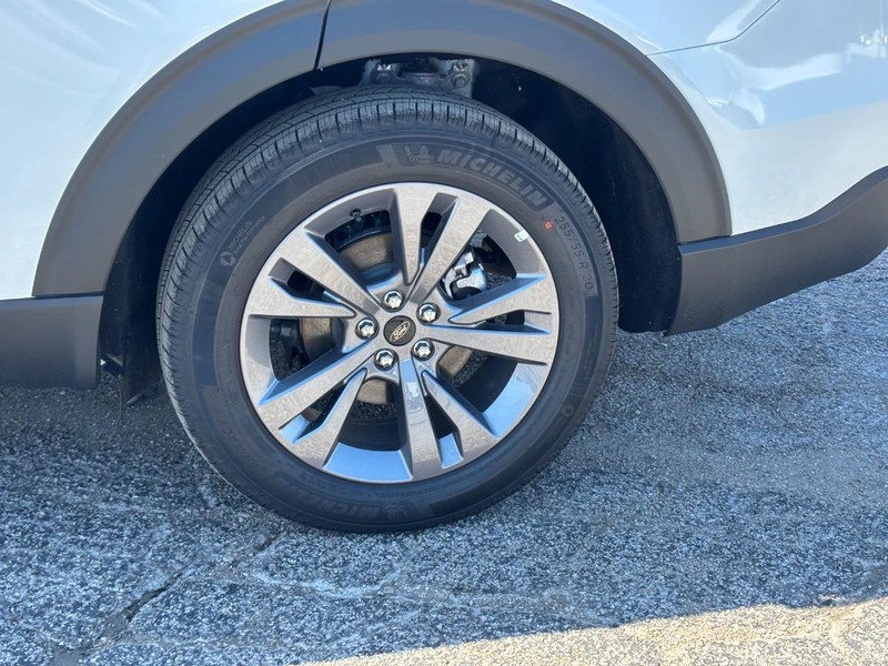 Ford Explorer Vehicle Image 11