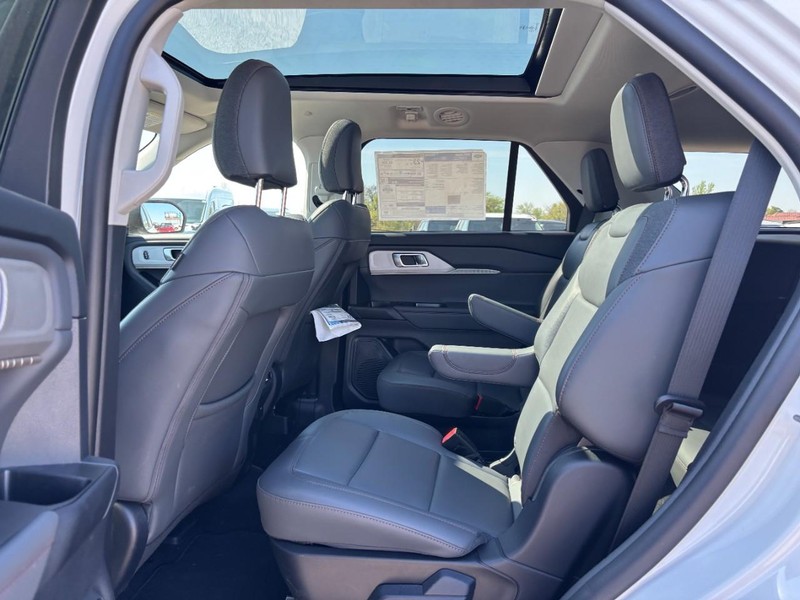 Ford Explorer Vehicle Image 13