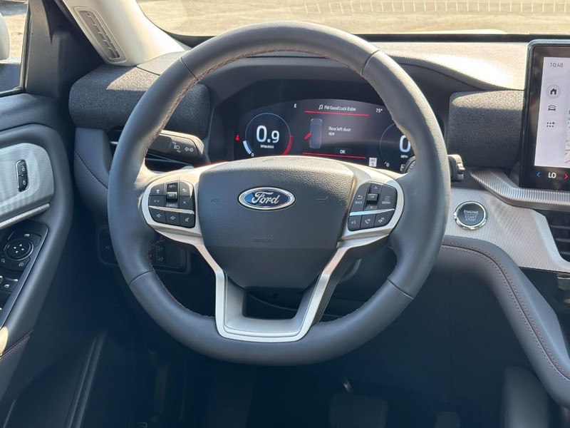 Ford Explorer Vehicle Image 15