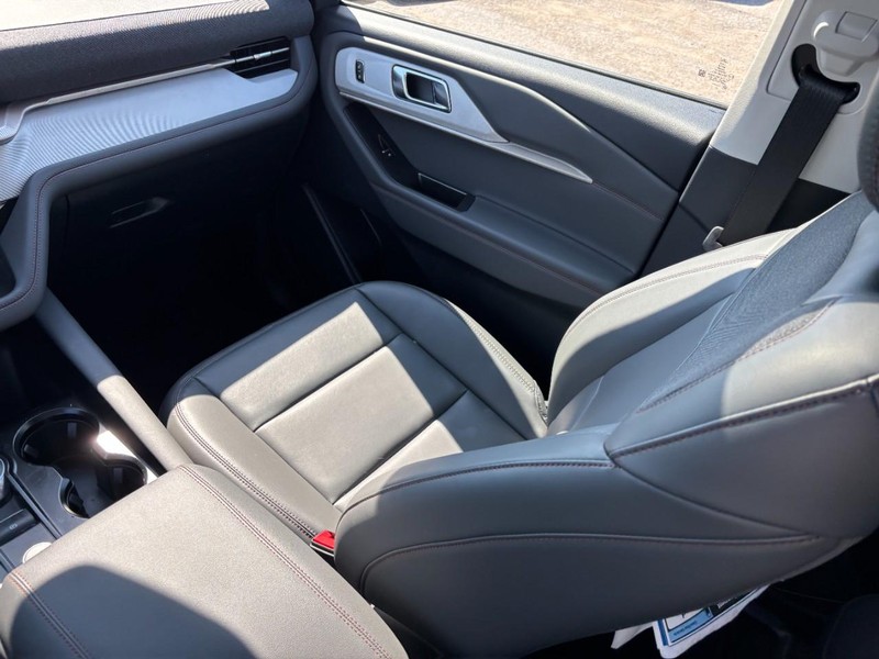 Ford Explorer Vehicle Image 17