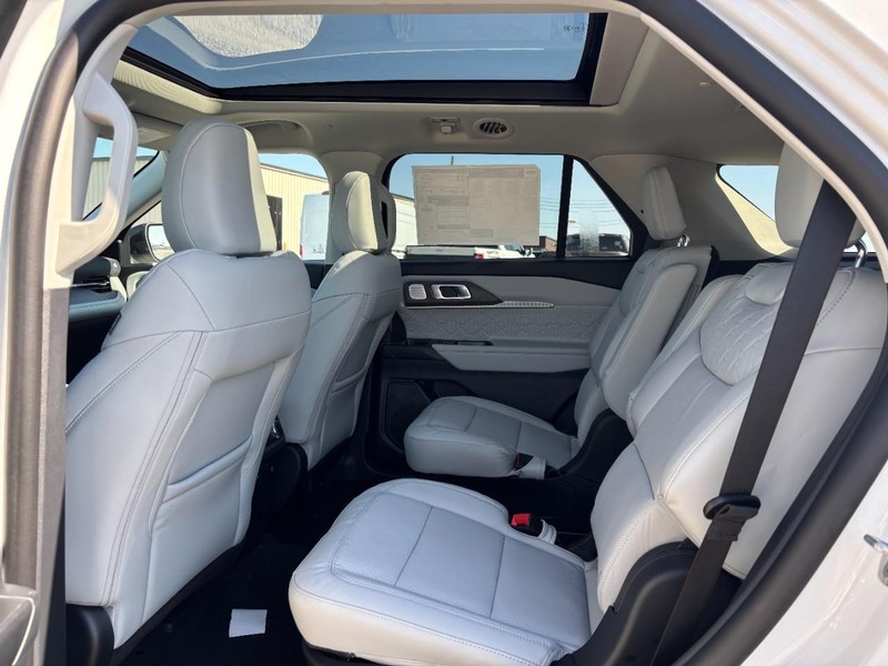 Ford Explorer Vehicle Image 13