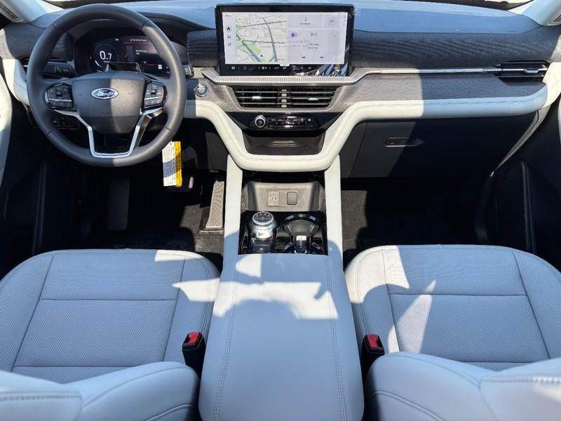 Ford Explorer Vehicle Image 14