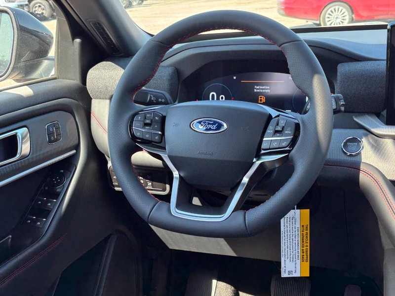 Ford Explorer Vehicle Full-screen Gallery Image 15