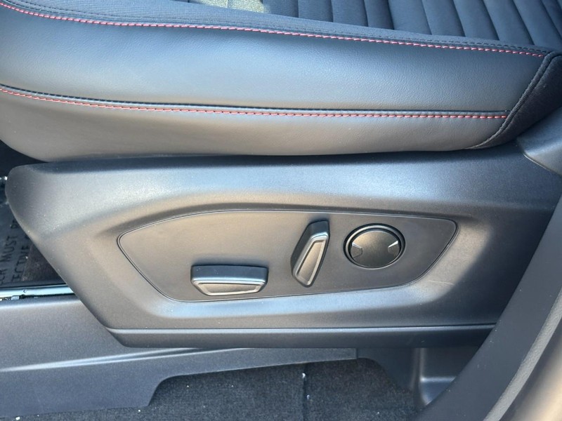 Ford Explorer Vehicle Full-screen Gallery Image 18