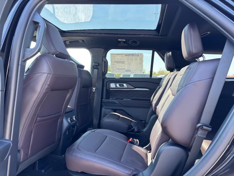 Ford Explorer Vehicle Full-screen Gallery Image 13