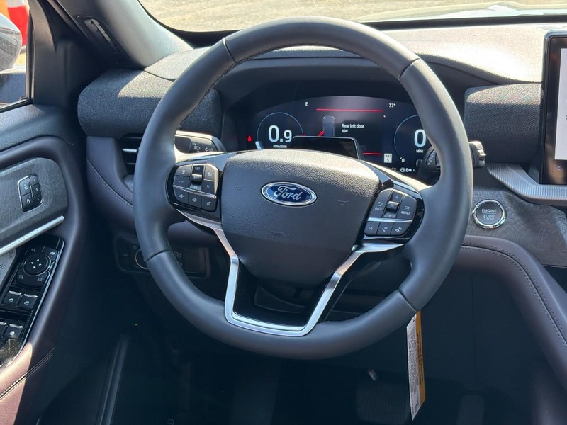 Ford Explorer Vehicle Full-screen Gallery Image 15