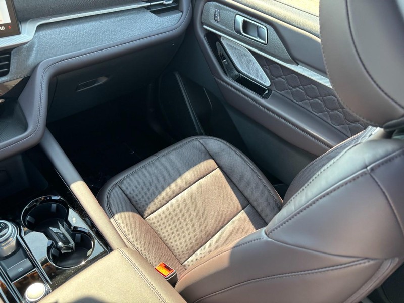 Ford Explorer Vehicle Full-screen Gallery Image 17