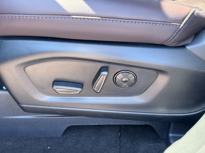Ford Explorer Vehicle Full-screen Gallery Image 18