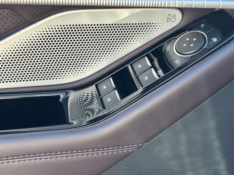 Ford Explorer Vehicle Full-screen Gallery Image 19