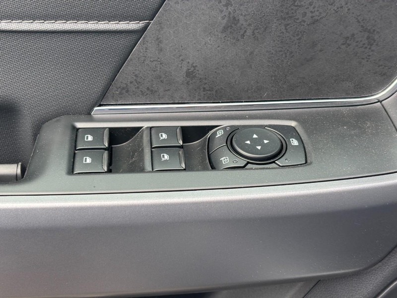 Ford F-150 Vehicle Full-screen Gallery Image 18