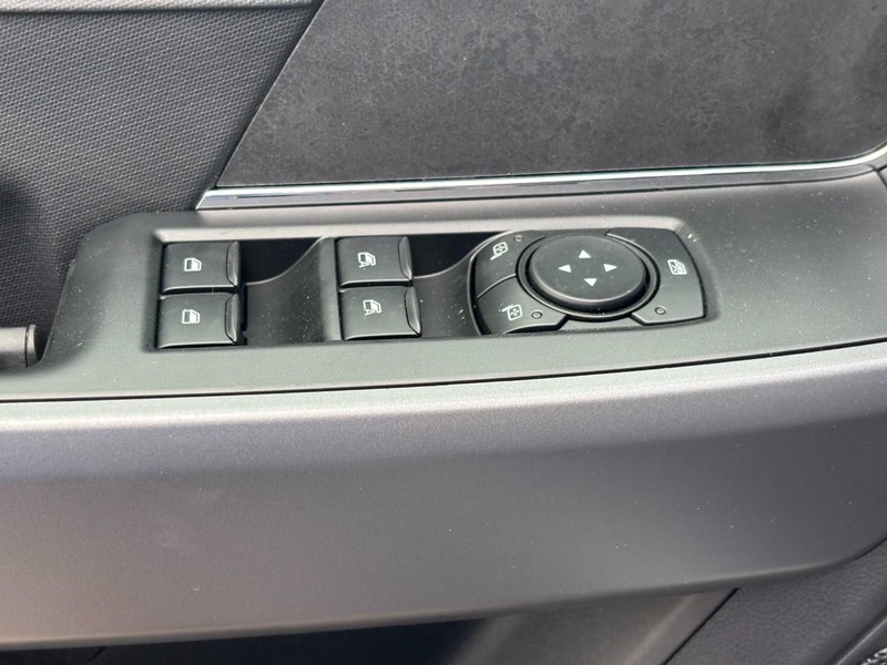 Ford F-150 Vehicle Full-screen Gallery Image 17