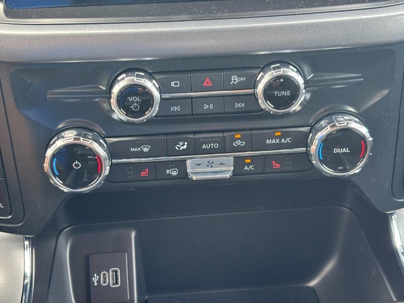 Ford F-150 Vehicle Full-screen Gallery Image 23