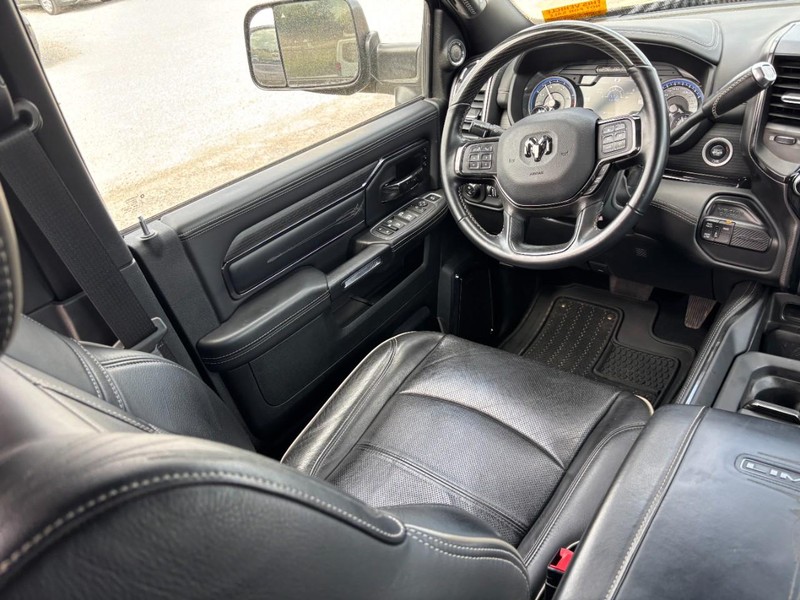 Ram 3500 Vehicle Full-screen Gallery Image 13