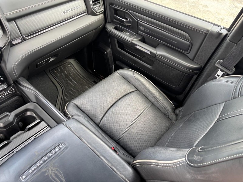 Ram 3500 Vehicle Full-screen Gallery Image 15