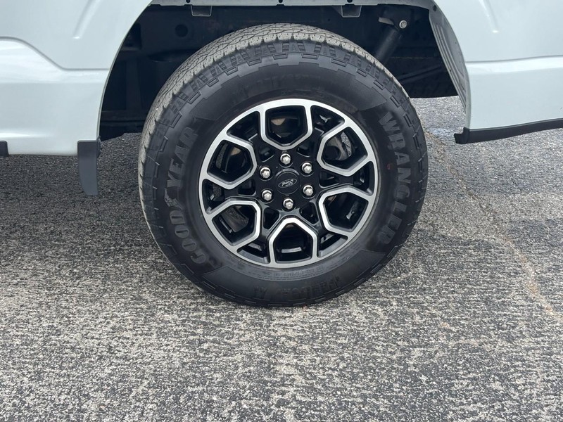 Ford F-150 Vehicle Full-screen Gallery Image 11