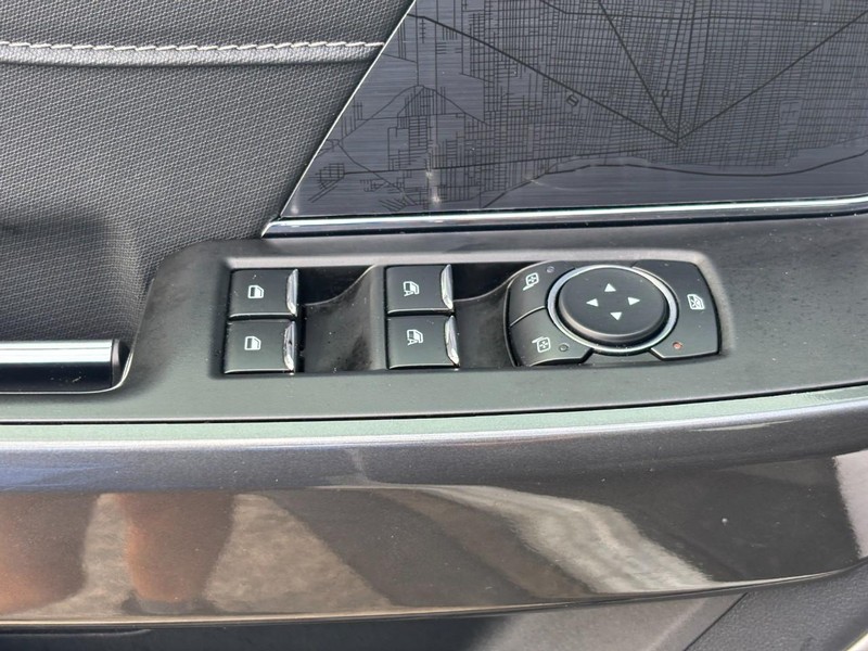 Ford F-150 Vehicle Full-screen Gallery Image 17