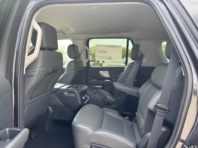 Ford Expedition Vehicle Image 13