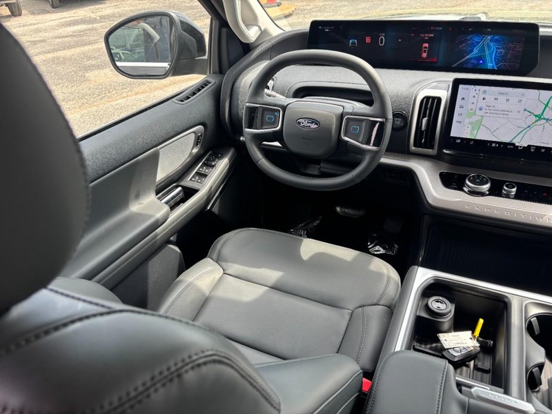 Ford Expedition Vehicle Image 14