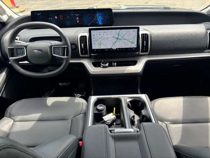 Ford Expedition Vehicle Image 15