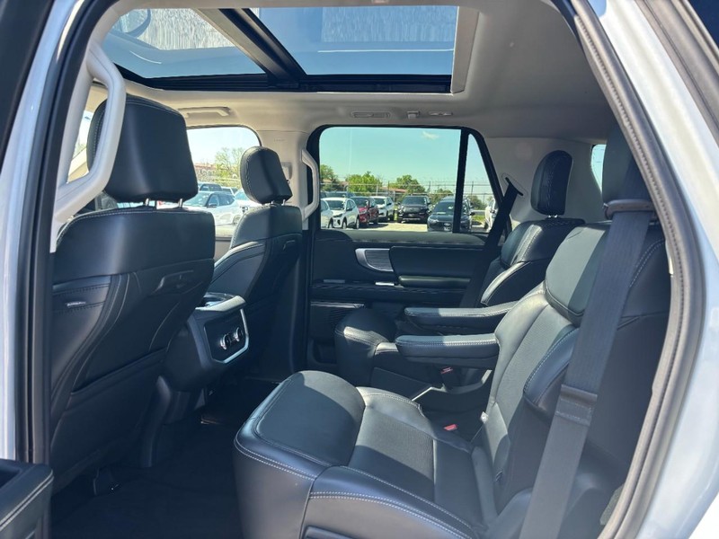 Ford Expedition Vehicle Image 14