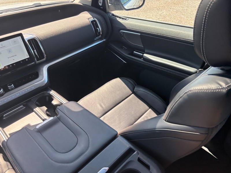 Ford Expedition Vehicle Image 17