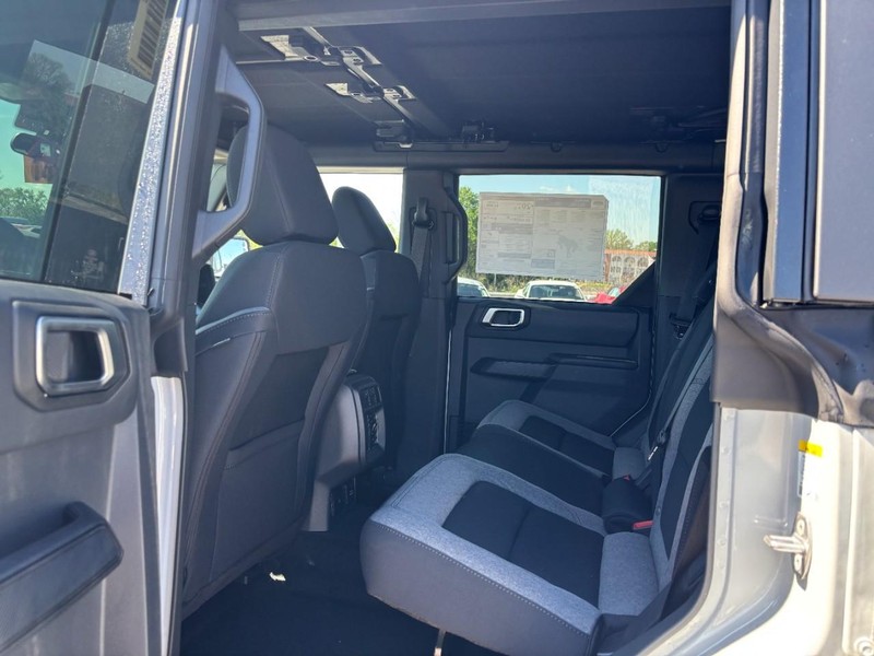 Ford Bronco Vehicle Full-screen Gallery Image 12